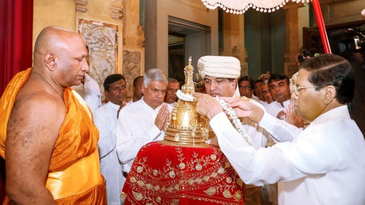 ජනපති සුරතින් කැලණි රජමහා විහාරයේ දුරුතු මහා පෙරහැරේ සධාතුක කරඩුව තැන්පත් කිරීම