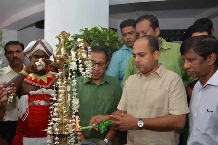 මරික්කාර් කොලේ ඉරාගෙන ඇගේ හලාගත්තා – බැදුම්කරේ ගැන කියද්දී කලබල ඇයි?