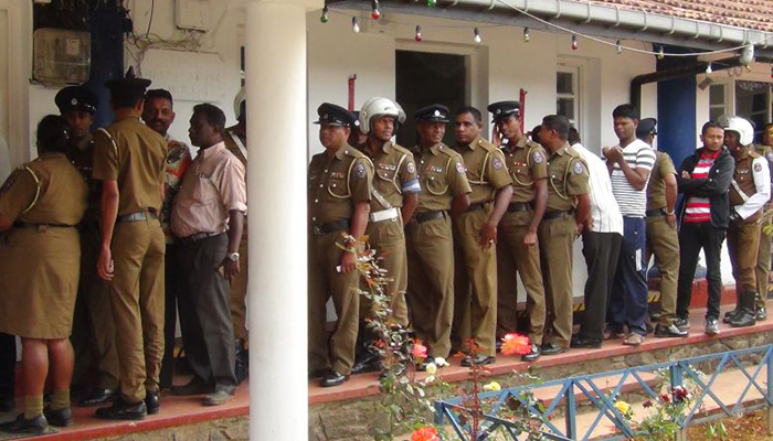 තැපැල් ඡන්දේ අද සිට… තැපැල් ඡන්ද දාන්න පොලිසිය පෝළිමේ