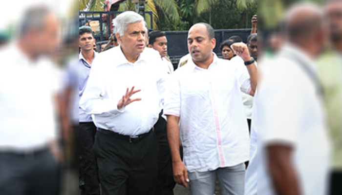 ගිහින් වැදලා සමාව ගනින් –  ජනපති මෛත්‍රීට අපහාස කල මරික්කාර්ට රනිල් කියයි..