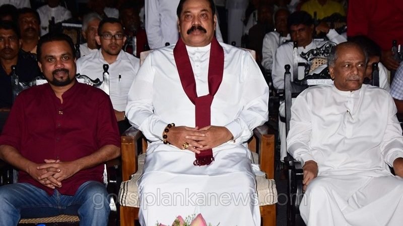 මචං මහින්ද, මේ කොණ්ඩෙ කපන්නද..? රැවුල කපන්නද..?