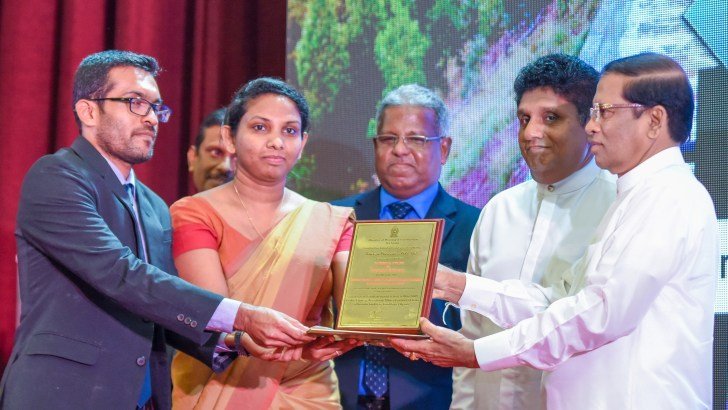 එජාප-ශ්‍රීලනිප උණුසුම් වෙද්දී  ජනපති මෛත්‍රී ජාතික ඉදිකිරීම් සම්මාන උළෙළට එක්වෙයි….