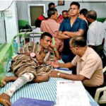 අත්බෝම්බය සාක්කුවෙන් බෑග් එකට දාද්දී පිපිරුවා – ගෙනාපු සෙබළාගේ කකුලත් කපලා..