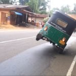 දක්ෂිණ අධිවේගී මාර්ගයේ තී‍්‍රරෝද රථයක්.. වෙච්ච දේ මෙන්න…