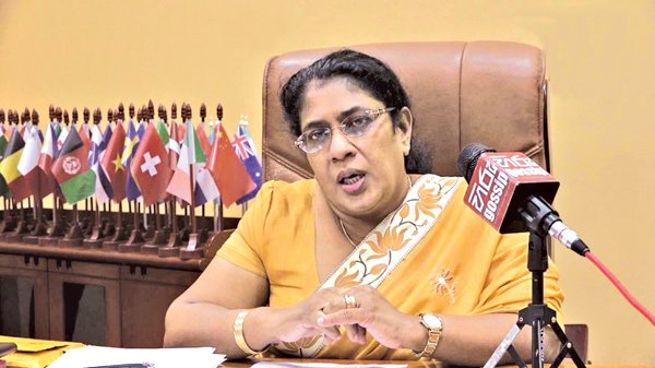 විදේශ රැකියා ගැලෙවුවාට තලතා කිපේ.. රනිල්ගේ රෙදි ගලවයි.. එජාප අර්බුදය තවත් දරුණු වේ..