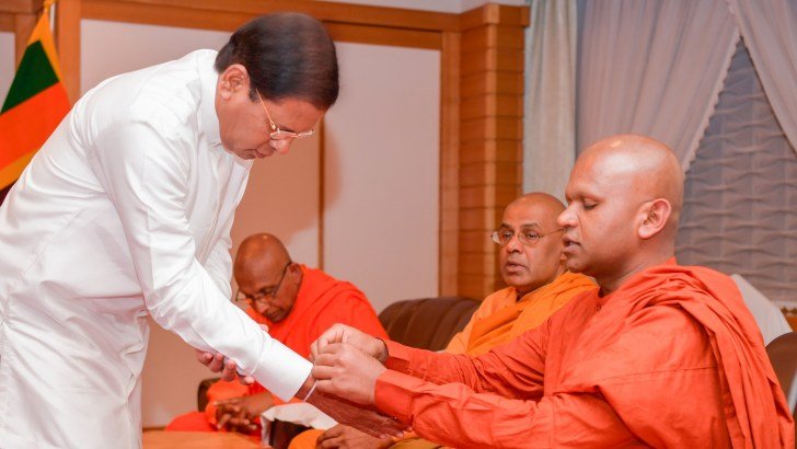 ජපානයට ගිය ජනපති මෛත්‍රී එරට විහාරස්ථානවල නායක හිමිවරු හමුවී කියපු කතාව මෙන්න…