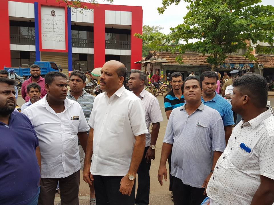 ආණමඩුවේ ඇවිලෙන්න ගිය ජාතිවාදී ගින්න නිවන්න පක්ෂ විපක්ෂ සෙට් එකම එකතුවෙච්ච හැටි මෙන්න…