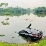 කෝටි ගානක කාර් එකක් ඇලට යන්න පදවපු ප්‍රභූ පුතා කවුද..?