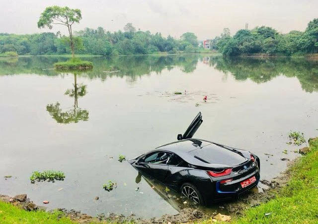 කෝටි ගානක කාර් එකක් ඇලට යන්න පදවපු ප්‍රභූ පුතා කවුද..?