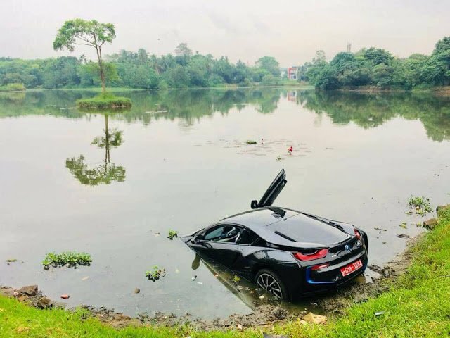 කෝටි ගානක කාර් එකක් ඇලට යන්න පදවපු ප්‍රභූ පුතා කවුද..?