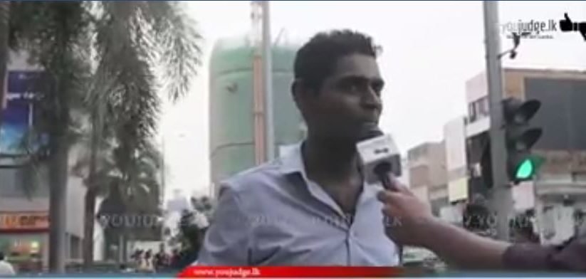 රට ගිනිගන්නා මොහොතක ගිනි නිවන්න රටට දැනෙන්න කතා කරපු සිංහල කොල්ලාගේ අමුතු කතාව මෙන්න..