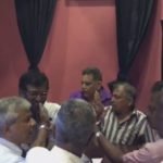 වෛද්‍ය පීඨ ශිෂ්‍ය දෙමව්පිය හමුවේදී ‘පෙරටුගාමීන්ට’ පා පහර දෙමින් පන්නා දමයි – VIDEO
