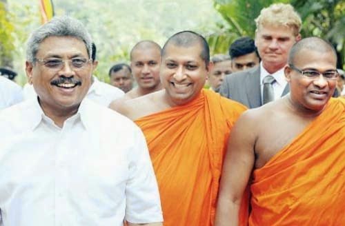 අන්තවාදී ගෝඨාගේ ජාතිවාදි රේජිමෙන්තුව පසුපස ජාතිවාදයේ පියා ඥාණසාර සහ බලල් අත රනිල්..
