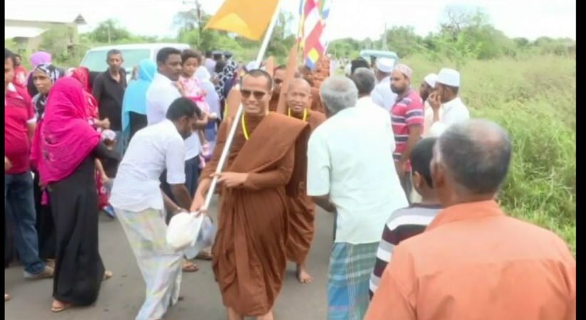 සංහිදියාව පෙරමුණට…අනුරාධපුරයේදී මහාසංඝරත්නයට පිණ්ඩපාත දානය මුස්ලිම් වැසියන්ගෙන්