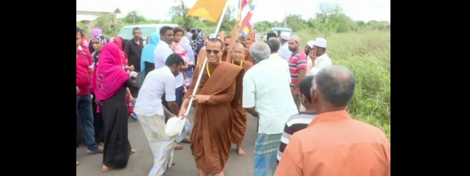 සංහිදියාව පෙරමුණට…අනුරාධපුරයේදී මහාසංඝරත්නයට පිණ්ඩපාත දානය මුස්ලිම් වැසියන්ගෙන්