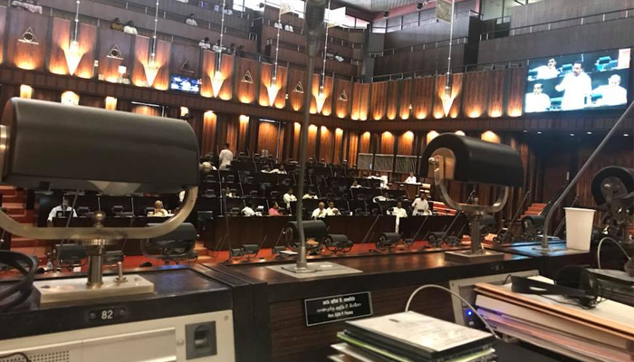 රටම උණුසුම් වූ මොහොතක අද පාර්ලිමේන්තුවේදී පුටු මාරුවක්… ඇත්ත කතාව මෙන්න…