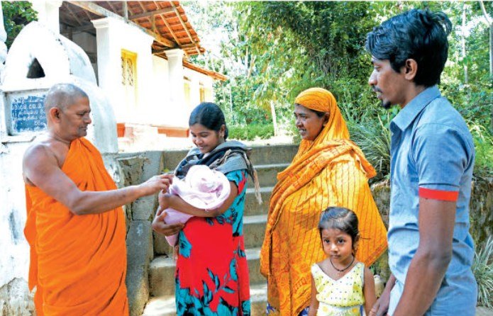 ජීවිත බියෙන් දිව ආ මුස්ලිම් පවුල් පන්සලේ හංගාගෙන නවාතැන් දුන් ගොමගොඩ හාමුදුරුවෝ..