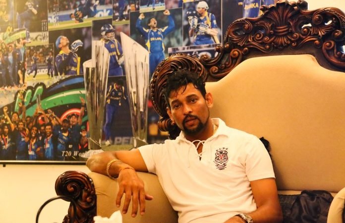 අවිනීතව හැසිරුණු බංගලියන්ට දිල්ශාන් හිටියනම් කරන දේ අමු කුණුහරුපෙන්ම මෙන්න…