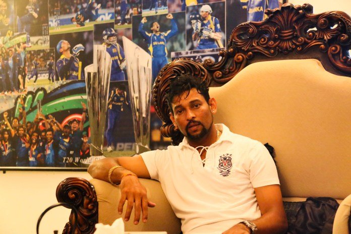 අවිනීතව හැසිරුණු බංගලියන්ට දිල්ශාන් හිටියනම් කරන දේ අමු කුණුහරුපෙන්ම මෙන්න…