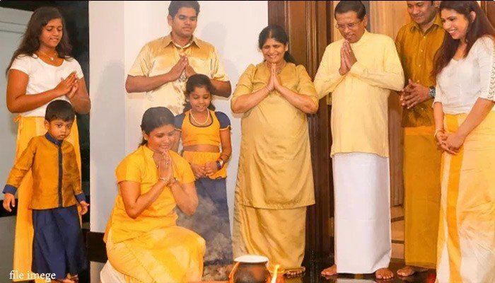 සිංහල හා දමිල අලුත් අවුරුද්ද වෙනුවෙන් සුබ මොහොතින් ජනපති නිල නිවසේ කිරි ඉතිරෙන හැටි මෙන්න…