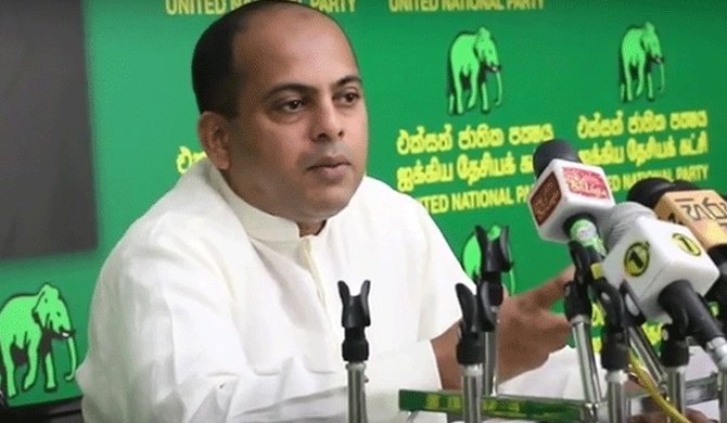 රනිල්ගෙන් ඇමති කට්ටක් ගන්න තමන් පඩිගන්න සිරසට ගහන්න හෙංචයියන් යවපු මරික්කාර්ගේ හෙළුව මෙන්න…
