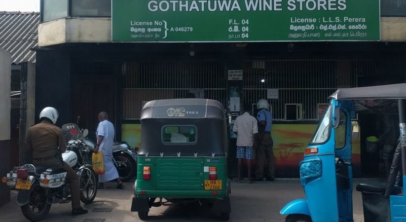 රටම කතාවෙන නිල ඇදුමින් බාර් එකට ගියපු පොලිස් නිලධාරියාගේ ඇත්ත කතාව මෙන්න…