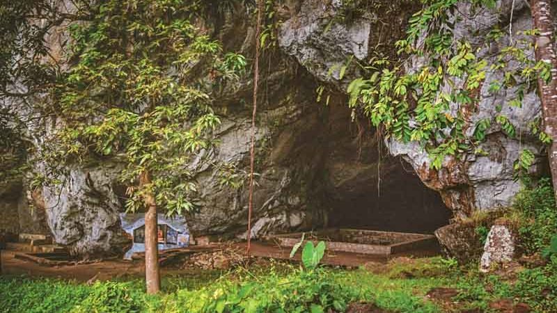 21 සියවසේ කට්ටිය හදට යද්දී තවමත් බලන්ගොඩ ගල්ලෙනක ජීවත්වෙන පවුලක සංවේදී කතාව..!