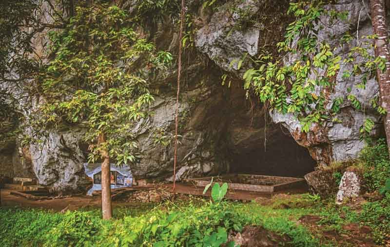 21 සියවසේ කට්ටිය හදට යද්දී තවමත් බලන්ගොඩ ගල්ලෙනක ජීවත්වෙන පවුලක සංවේදී කතාව..!