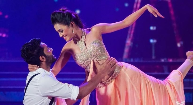 නැටුම් පුහුණුවකදී කොල්ලෙක් බඩ අතගාද්දී සුපිරි නිලි දිනක්ෂිට වෙච්ච දේ මෙන්න… (Exclusive)