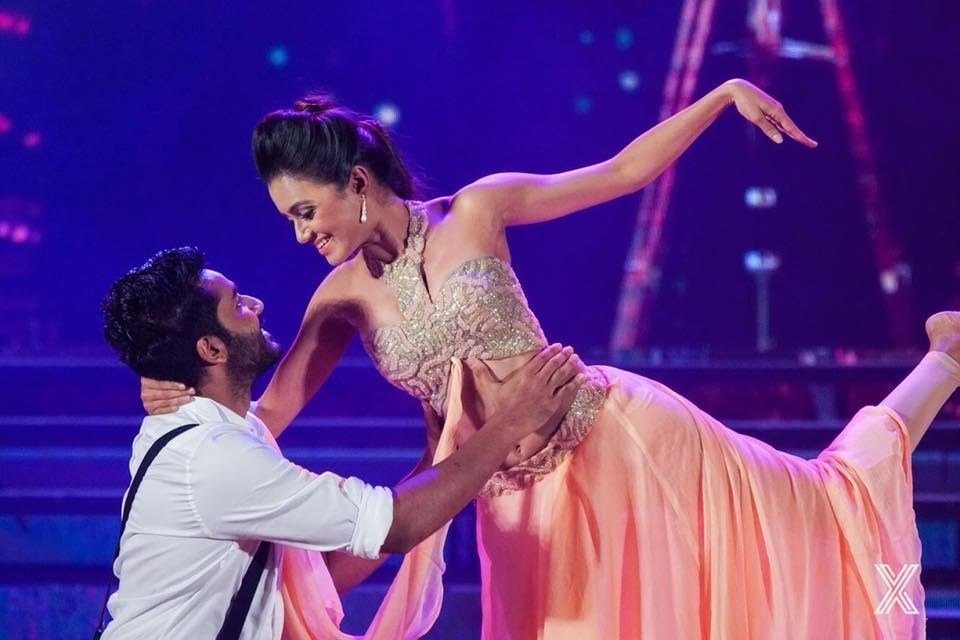 නැටුම් පුහුණුවකදී කොල්ලෙක් බඩ අතගාද්දී සුපිරි නිලි දිනක්ෂිට වෙච්ච දේ මෙන්න… (Exclusive)