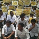 අධ්‍යාපණ අයිතිය ඉල්ලා සයිටම් සිසුන් පාරවල් වසාගෙන පෙලපාලියකින් ජනපති මන්දිරයට….