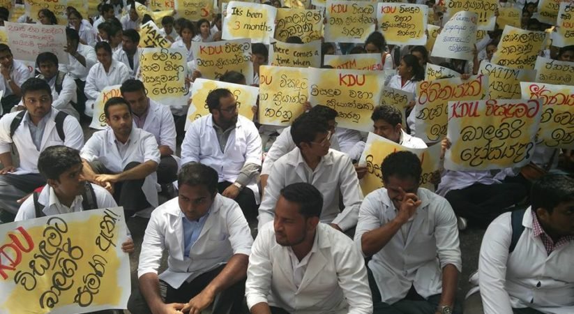 අධ්‍යාපණ අයිතිය ඉල්ලා සයිටම් සිසුන් පාරවල් වසාගෙන පෙලපාලියකින් ජනපති මන්දිරයට….