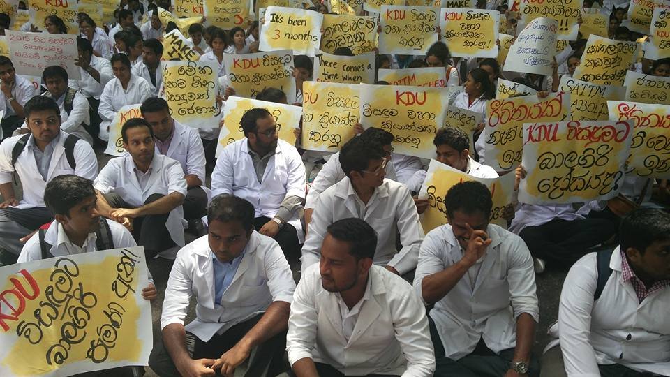 අධ්යාපණ අයිතිය ඉල්ලා සයිටම් සිසුන් පාරවල් වසාගෙන පෙලපාලියකින් ජනපති මන්දිරයට….