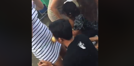 අවුරුදු උත්සවේ කෙල්ලගේ අහවල් තැන තියලා කොල්ලෝ ඇපල් කාපු හැටි මෙන්න…