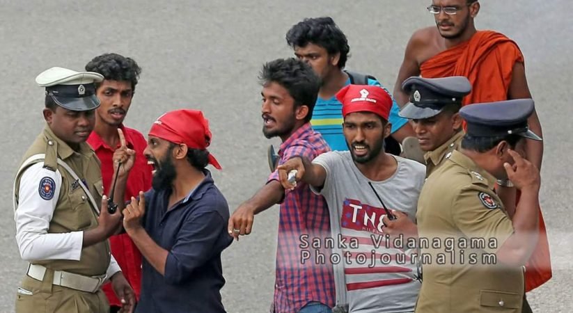 නොමග ගිය අන්තරේ සරසවි මැරයන් මඩින්න පොලිසියෙන් කදුළු ගෑස් සහ ජල ප්‍රහාර