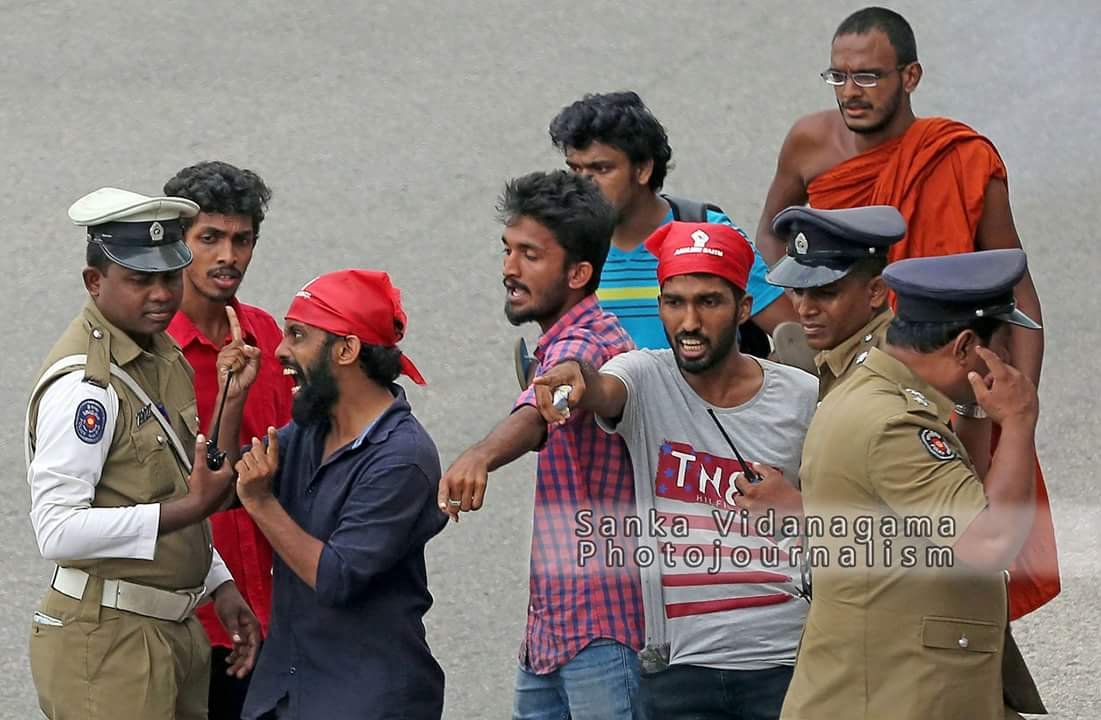 නොමග ගිය අන්තරේ සරසවි මැරයන් මඩින්න පොලිසියෙන් කදුළු ගෑස් සහ ජල ප්රහාර