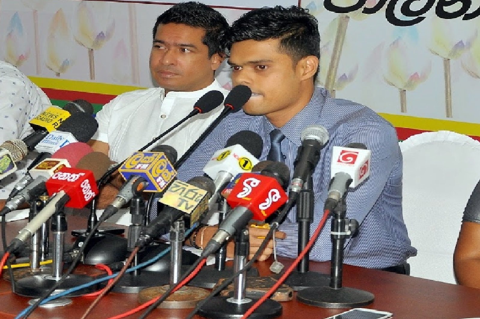 පාතාල වෙඩි පහරින් මියගිය ‌ද‌ෙහිවල මන්ත්‍රි රංජන්ගේ බාල පුත් සාවිත්‍රගේ අතීත පැටිකිරිය ‌‌‌‌ම‌ෙන්න..