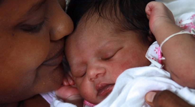 කුසේ ඉන්න දරුවා බේරගන්න තම ජිවිතයම කැපකළ මතු බුදුවන අම්මා කෙනෙකුගේ අැත්ත කතාව…