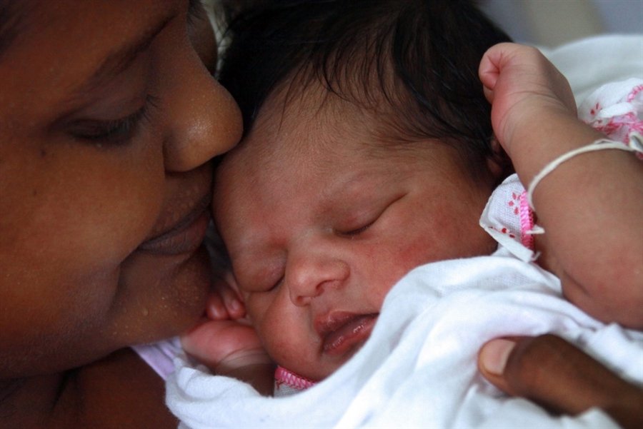 කුසේ ඉන්න දරුවා බේරගන්න තම ජිවිතයම කැපකළ මතු බුදුවන අම්මා කෙනෙකුගේ අැත්ත කතාව…