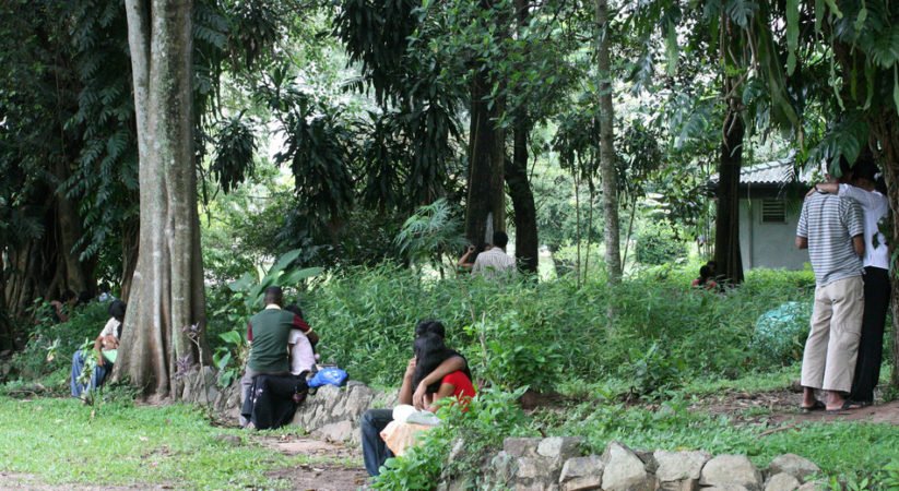 පාක් යන්න ආපු කෙල්ලව කාමරයකට අරන් ගිහින් විවිධ ඉරියවුවෙන් පොටෝ ගහලා…(Photos)