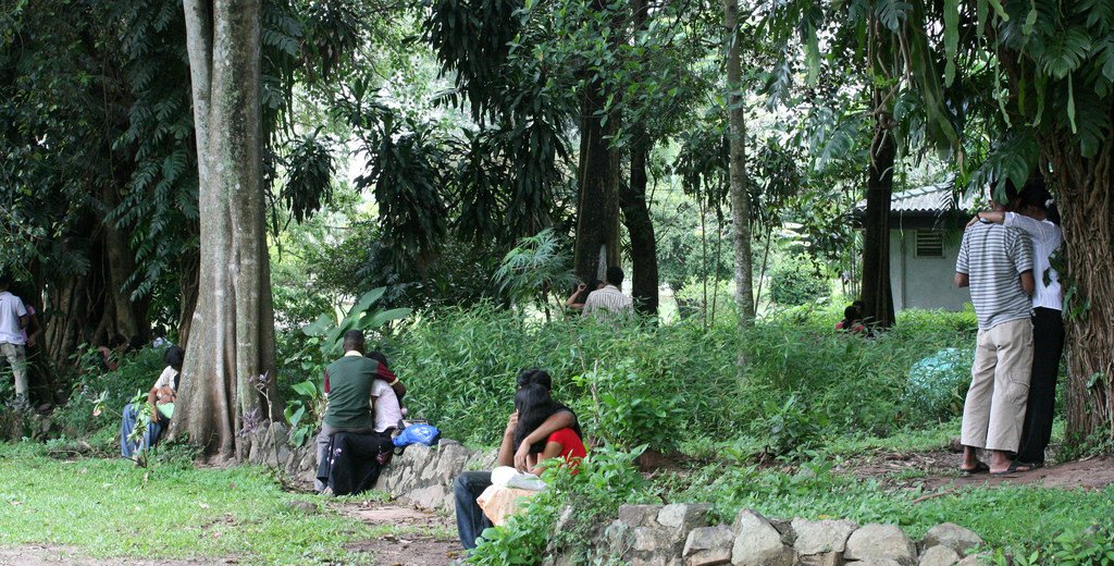 පාක් යන්න ආපු කෙල්ලව කාමරයකට අරන් ගිහින් විවිධ ඉරියවුවෙන් පොටෝ ගහලා…(Photos)