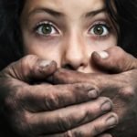 අසභ්‍ය දසුන් පෙන්වා දැරියන් 03ක් දුෂණය කරලා… පියා අනියම් සැමියා ඇතුළු 03ක් අත්අඩංගුවට…