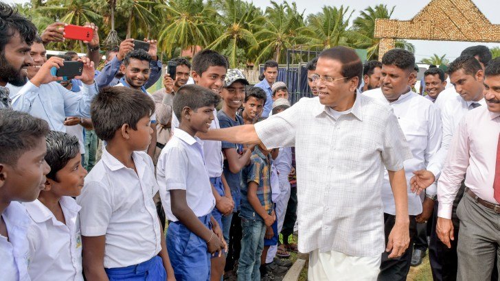 ජනපති ම‌ෛත්‍රි මොහොට්ටුවාරම ග්‍රාමශක්ති නිෂ්පාදන ගම්මානයට ගිහින් කරපු අමුතු වැඩේ ම‌ෙන්න….