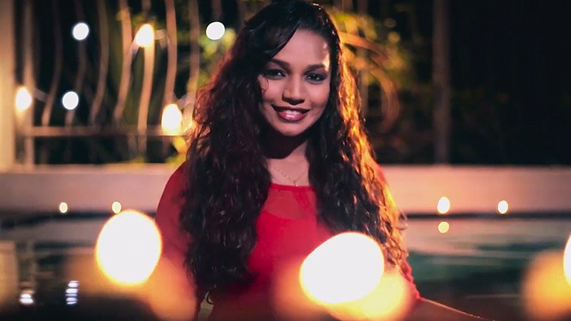 සරාගී කාවින්ද්‍යා අධිකාරිට රනින් තෑගි දෙන ගායක පෙම්වතා…! වීඩියෝවෙන් සම්පුර්ණ කතාව එළියට..! (VIDEO)