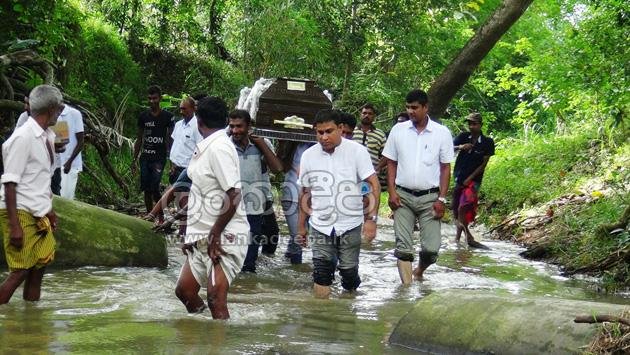 අවසන් ගමනත් අවදානම් – දුෂ්කර ගම්මානයක කදුළු කතාව ‌‌ම‌ෙන්න..