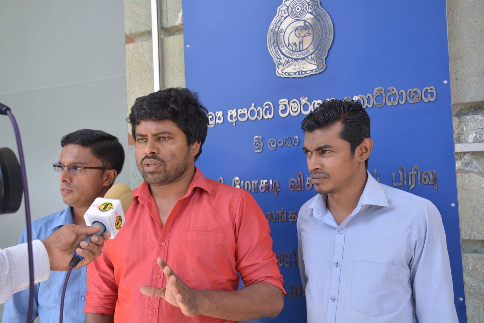 රට විකුණපු රාජපක්ෂලගේ හොරකම් සොයන්න ඉල්ලමින් වෙබ් මාධ්‍යවේදියෝ මූල්‍ය අපරාධ විමර්ශන කොට්ඨාසයට…..