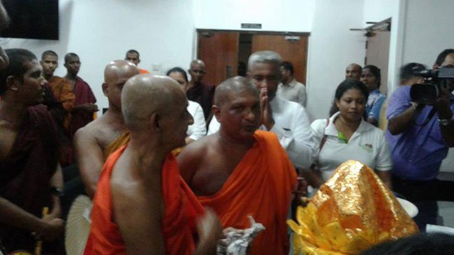 අයියාගේ TNL වෙනුවෙන් රනිල් මල්ලීගේ අනුශාසක පන්සල TRCට කඩා පනී… සංදේශයෙන් හොර එලිවෙයි…