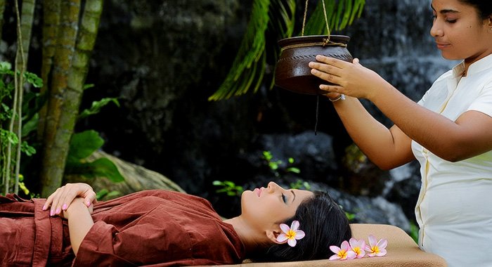 කොල්ලෝ ආසාවෙන් යන “ස්පා” ලෝක‌ෙයේ ඇතුලාන්තය ගැන අක්කා ක‌ෙන‌ෙක් කියන අමුතු කතාව ම‌ෙන්න…
