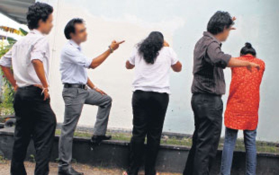 කොල්ලගේ ශිෂ්ණය අල්ලන්න කෙල්ලන්ට දෙන කැළණි සරසවියේ ගෝත්‍රික නවක වදයේ ඇත්ත මෙන්න…