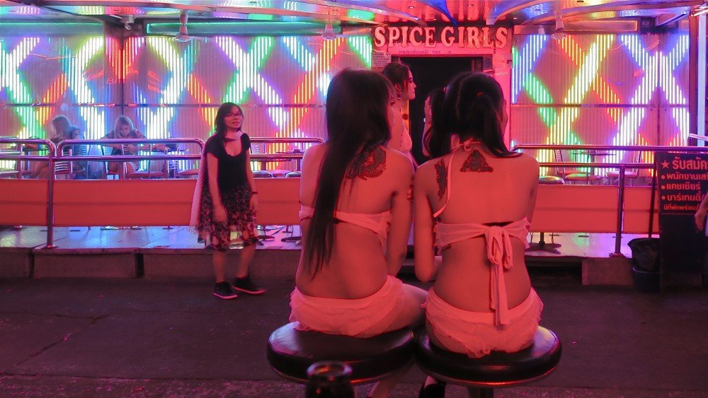 ජීවත් වෙන්න විදියක් නැතුව පුරුෂයන්ට රිසි සේ යහන්ගත වන්නට අවස්ථාව දුන් කතුන් 14ක් අනුරපුරින් මාට්ටු..